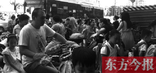 9月4日下午，文化路一小附近，大批陪讀家長接孩子。