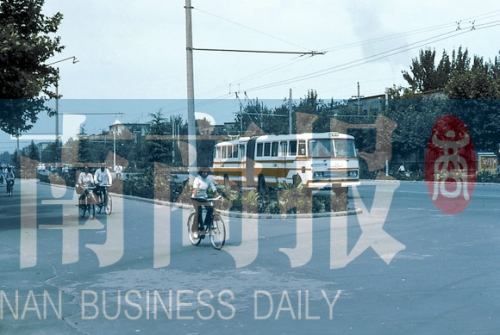 1983年的建設路，已經(jīng)有了電車