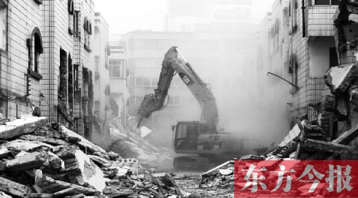 昨日，鄭州市棗莊社區(qū)拆遷現場，揚塵漫天，附近居民叫苦不迭
