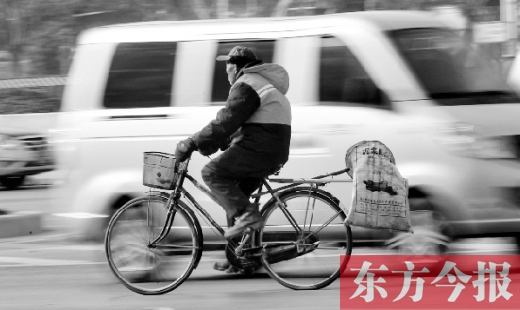 昨日，鄭州市中州大道上，穿梭于車流中上崗的環(huán)衛(wèi)工