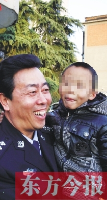 林州市公安局長趙峰抱著滿臉笑容的曉宇（化名），也露出了笑容