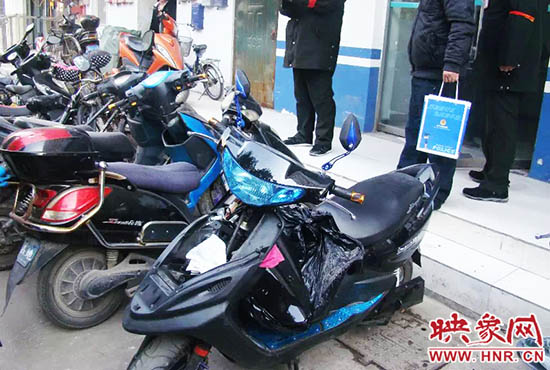 被撬的電動(dòng)車(chē)。