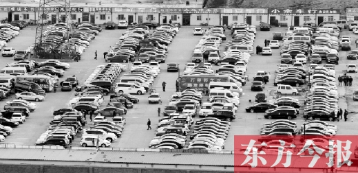 鄭州市文化路北段一個二手車交易市場，停放著密集的二手車