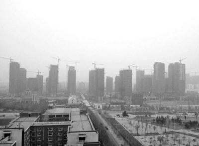 在鄭州市同一地點(diǎn)拍攝的照片，下為1月1日晴朗天氣，上為1月5日霧霾天氣。（拼接圖片）