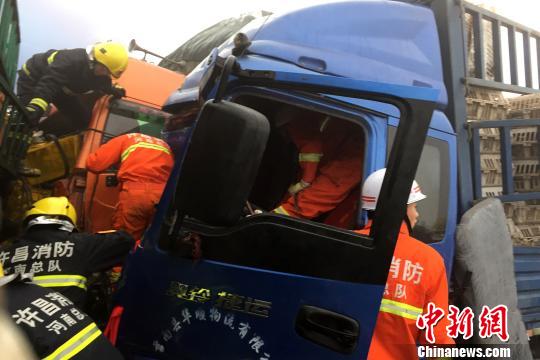 圖為21日，蘭南高速河南段21輛汽車發(fā)生連環(huán)相撞事故，消防人員對(duì)被困傷員進(jìn)行緊急救援?！」啤z