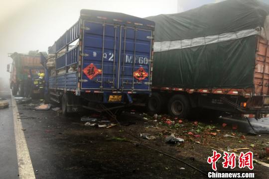 圖為21日，蘭南高速河南段車禍?zhǔn)鹿尸F(xiàn)場(chǎng)一片狼藉?！」啤z
