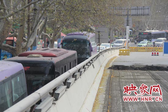 上下橋口圍擋處道路擁堵。