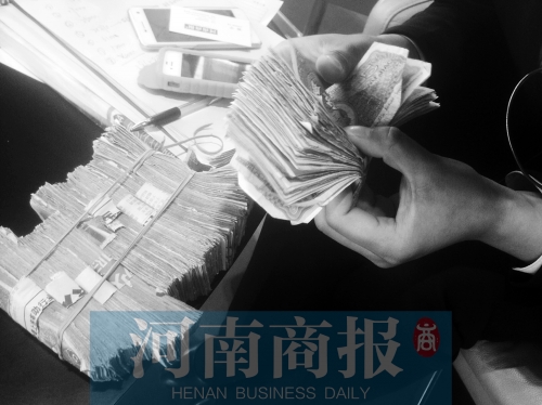 一名店員點(diǎn)了快一個(gè)小時(shí)，只點(diǎn)了一小部分零錢
