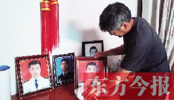 沉浸在悲痛之中的魯有海，擦拭著孩子的遺照