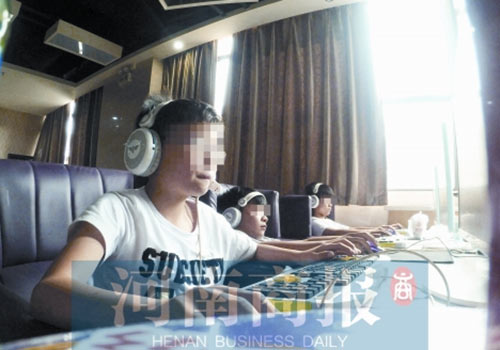 這家名為優(yōu)客體育競(jìng)技俱樂部的店內(nèi)，有許多未成年人在上網(wǎng)玩游戲