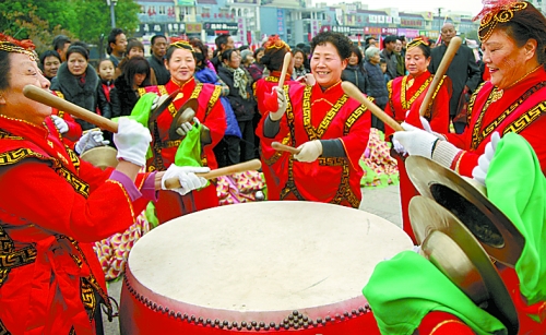 11月15日，鄧州廣大干部群眾載歌載舞慶祝黨的十八大勝利閉幕。