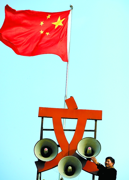 11月15日，新蔡縣磚店鎮(zhèn)黨員劉新峰在村口架起三個大喇叭，向群眾及時宣傳十八大精神。
