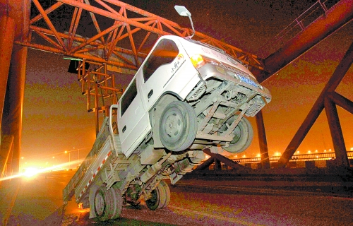 　車上升降機(jī)的工作臺(tái)被卡，車身前部高高翹起。