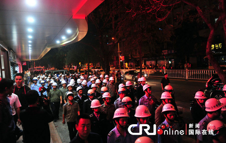 2012年12月26日晚，海南省三亞市，三亞市綜合行政執(zhí)法局河西大隊(duì)近百名城管上街執(zhí)法。