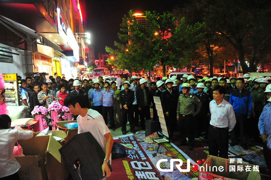 　2012年12月26日晚，海南省三亞市，三亞市綜合行政執(zhí)法局河西大隊(duì)近百名城管上街執(zhí)法。