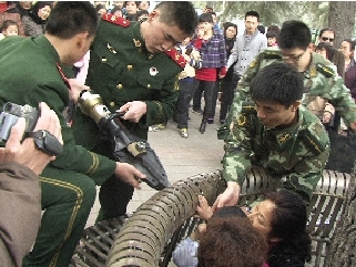 消防官兵拿來(lái)液壓撐試圖撬開(kāi)