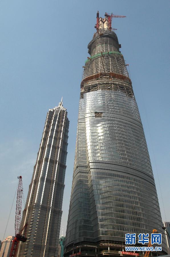 在建的國內第一高樓“上海中心”（右）（4月11日攝）。