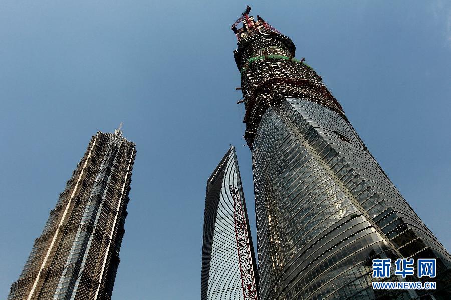 4月11日，正在建設中的“上海中心”（右）的高度已超過金茂大廈（左）和上海環(huán)球金融中心（中）。