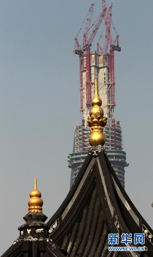 正在建設中的“上海中心”與豫園地區(qū)的傳統(tǒng)建筑（前）（4月11日攝）。
