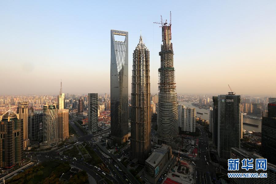 這是4月10日拍攝的上海陸家嘴，右側建設中的超高層建筑為上海中心大廈。