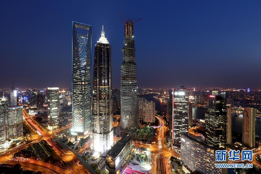 4月10日拍攝的上海陸家嘴，右側建設中的超高層建筑為上海中心大廈。