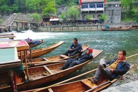 4月12日上午，湘西鳳凰縣杜田村，許多船只?？吭阢叺却慰汀?jù)守候在此的船家們反映，到當日上午11點還沒有出過一趟船，平時這個時候都已經來回四五趟了。圖/實習記者楊旭