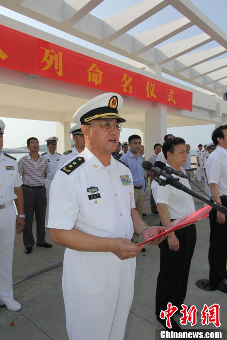 　南海艦隊(duì)司令員蔣偉烈宣讀了岳陽(yáng)艦入列命名命令，并為該艦授旗、頒發(fā)命名證書。