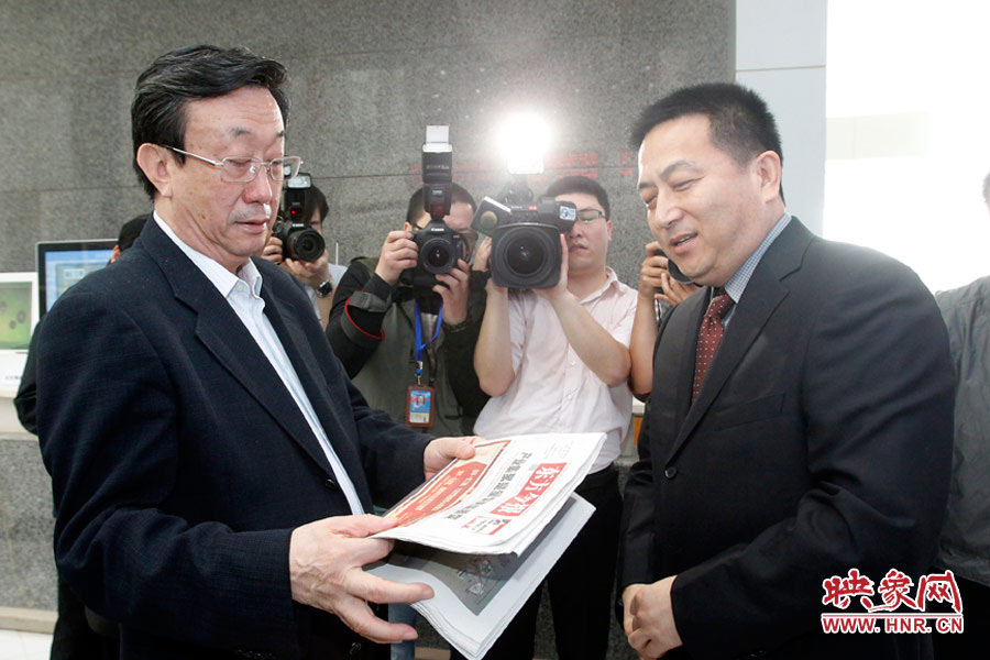 東方今報報社社長趙國平向河南省委書記、省人大常委會主任郭庚茂匯報東方今報的內(nèi)容、發(fā)行等情況 東方今報