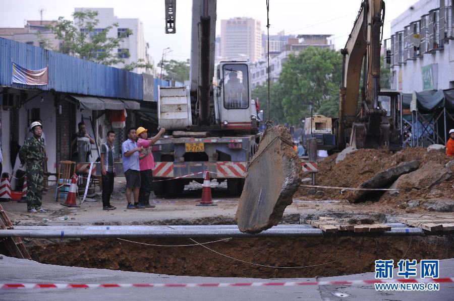 5月21日，在廣東省深圳市龍崗區(qū)橫崗街道紅棉二路華茂工業(yè)園路面塌陷處，救援人員在現(xiàn)場救援。