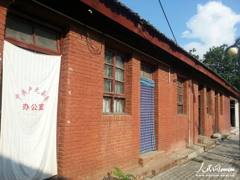圖為盧氏縣委使用了56年的土坯辦公房。圖片來源：人民網(wǎng)
