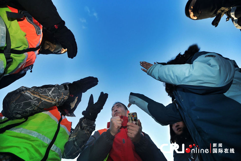 2012年12月23日，北京靈山，救援人員在積雪四十厘米多的山上搜救。