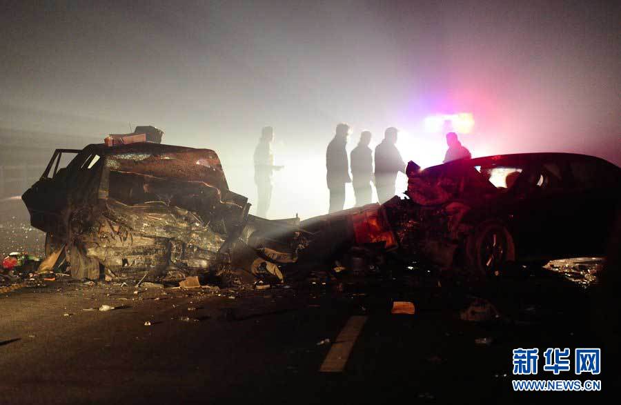 2013年1月9日，合肥，事故現(xiàn)場(chǎng)，兩輛受損車輛已經(jīng)全部變形