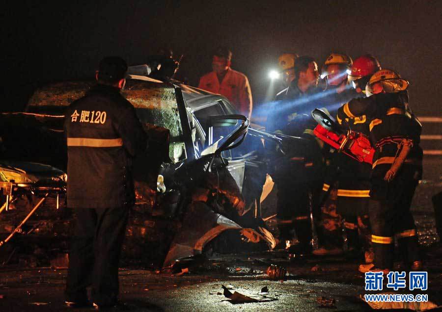 2013年1月9日，合肥，事故現(xiàn)場(chǎng)，兩輛受損車輛已經(jīng)全部變形