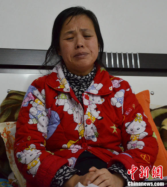 近日，記者在伊春市帶嶺區(qū)職工醫(yī)院廢棄太平間內(nèi)看到了陳慶霞，當向記者講訴其兒子走失時，泣不成聲。