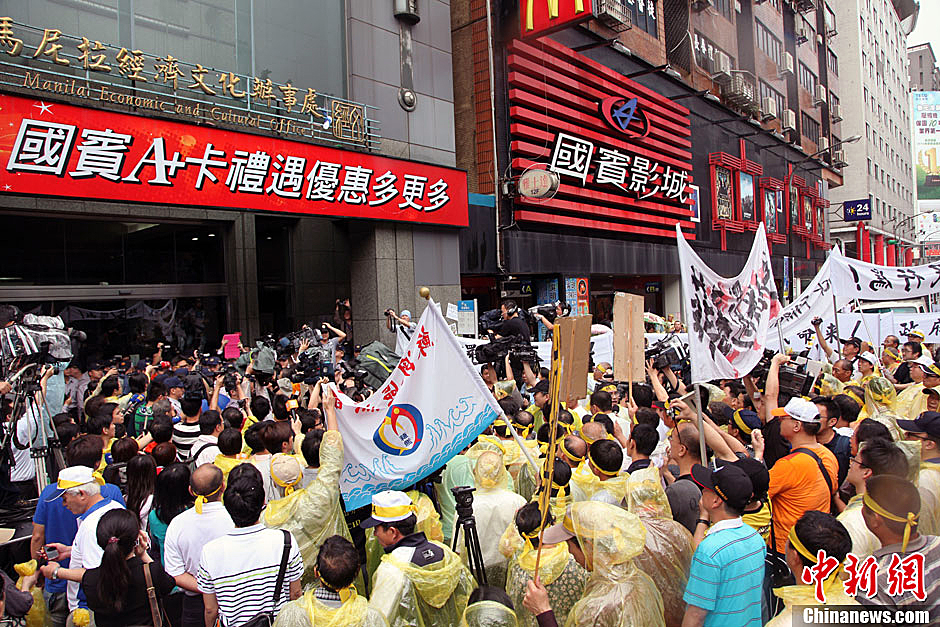 5月13日下午，屏東縣數百漁民北上臺北，冒雨在馬尼拉經濟文化辦事處前抗議，要求菲律賓政府為攻擊臺漁船