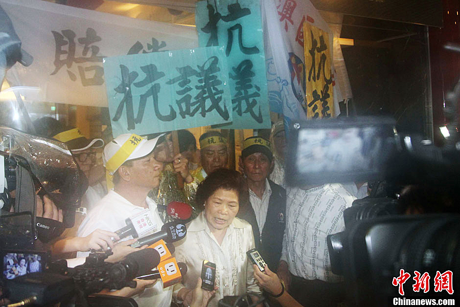 圖為死者洪石成的遺孀控訴菲相關人員暴行，呼吁菲方正式道歉。中新社發(fā) 董會峰/攝