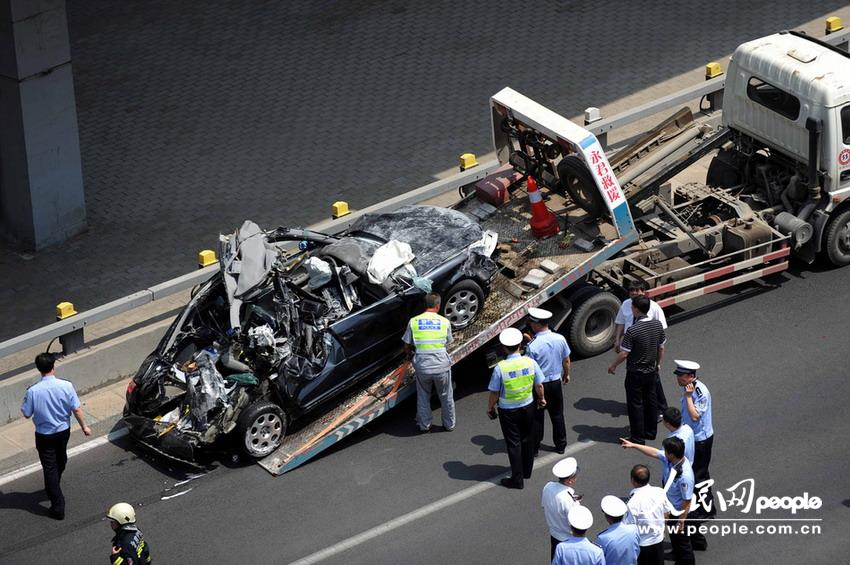 北京大客車追尾碾壓奧迪 司機被困車中。