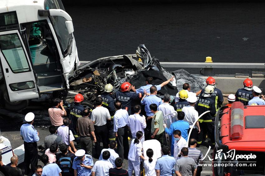 北京大客車追尾碾壓奧迪司機被困車中。