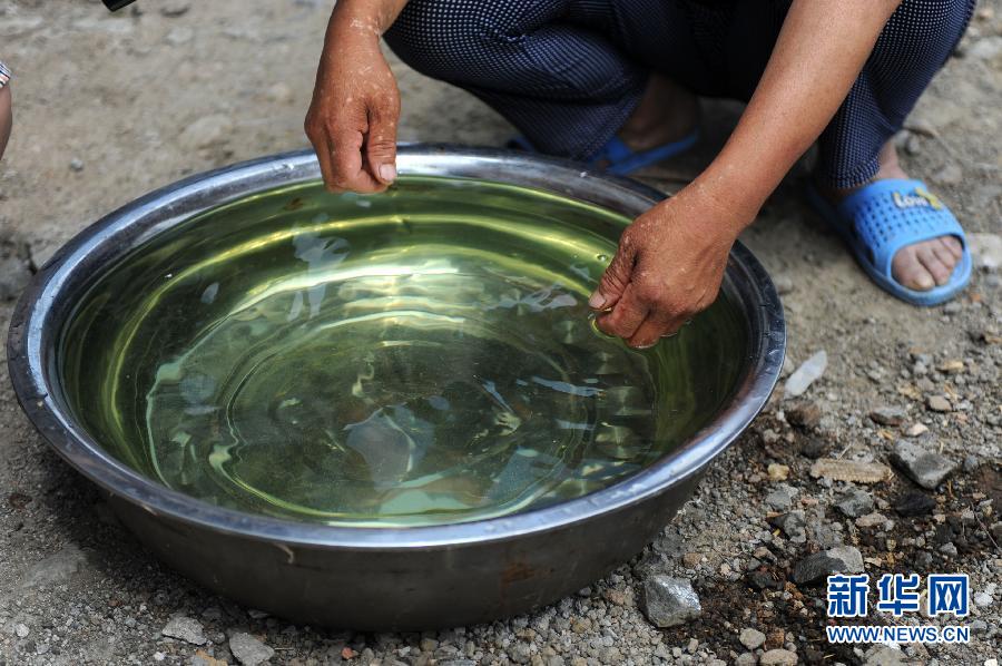 地下水成“綠茶”　污染二十多年該誰(shuí)治？