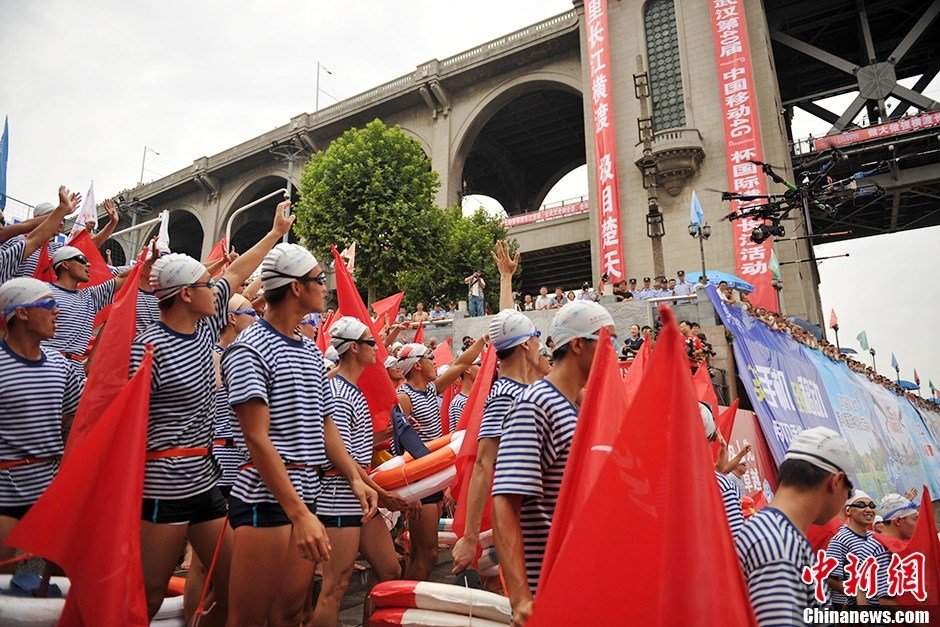 圖為28個(gè)橫渡方隊(duì)依次下水橫渡長江。中新社發(fā) 張暢 攝