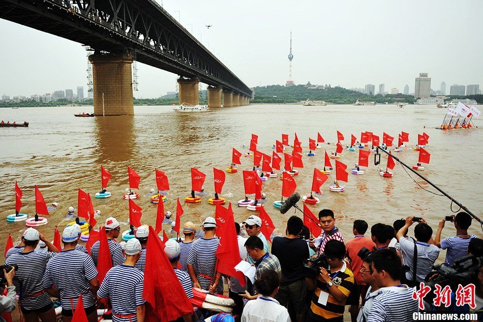 圖為江面上的橫渡方隊(duì)里的選手們劈波斬浪。中新社發(fā) 張暢 攝
