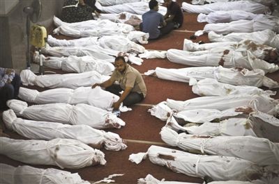 8月15日，在埃及首都開羅的一個清真寺，人們在成排的遺體旁哀悼。