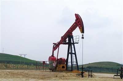 長慶油田標準化井場，位于定邊縣新安邊鎮(zhèn)店子坪村黃土高原上。