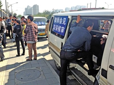 昨日，朝陽(yáng)區(qū)看守所門(mén)前有人排隊(duì)。大門(mén)外還停有多輛寫(xiě)有“律師會(huì)見(jiàn)”字樣的車(chē)。