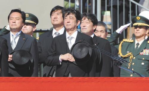 　27日上午，日本首相安倍晉三在琦玉縣的自衛(wèi)隊朝霞訓練場出席陸上自衛(wèi)隊年度閱兵式