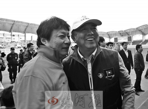 比賽結(jié)束后，老胡熱情擁抱老唐。