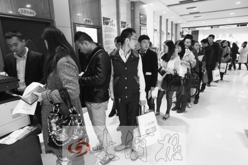 昨天,除復印材料處有新人排隊外,金水區(qū)民政局婚姻登記處大廳內(nèi)處未見新人排隊的火爆場景。