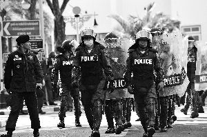 泰警察出動。