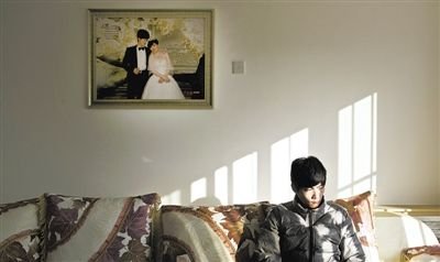 11月28日，青島膠南，丁海偉的婚房掛著與妻子的結(jié)婚照。如今妻子和未出世的孩子都已離世。新京報(bào)記者 周崗峰 攝