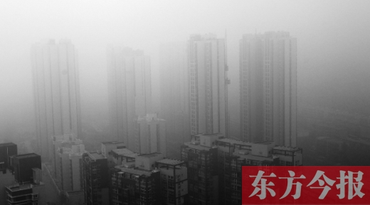 昨天早上，鄭州氣象臺(tái)發(fā)布大霧紅色預(yù)警，在霧霾籠罩下，鄭州市區(qū)的高樓大廈隱約可見(jiàn)